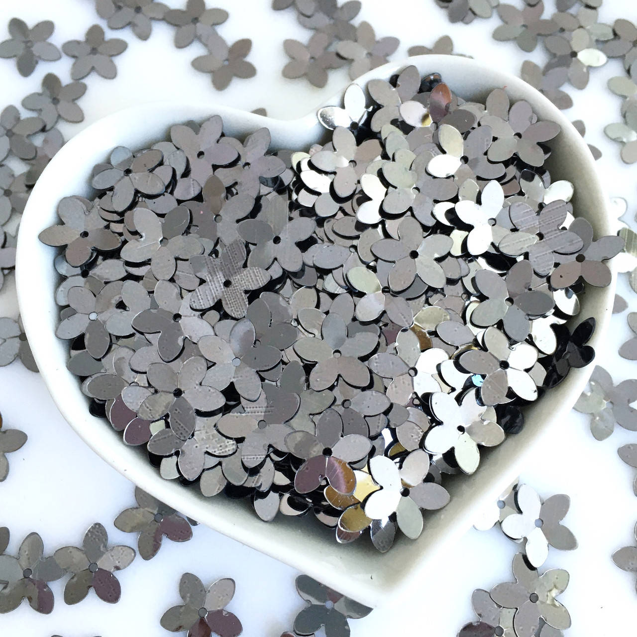 

Пайетки Цветочки объемные 10 мм. Графит металлик. Упаковка 3 гр.