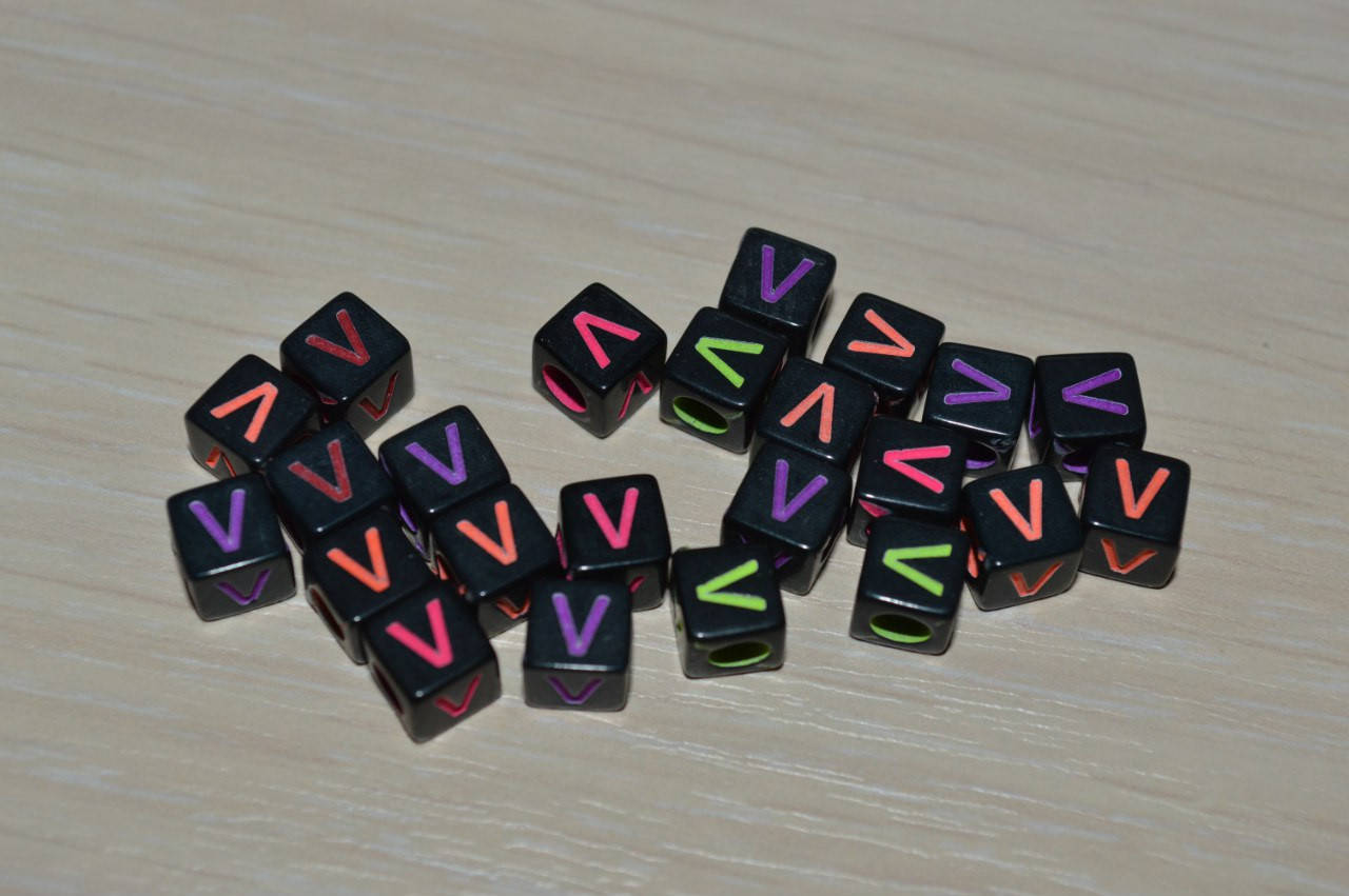 

Бусина с буквой. "V" 6 мм