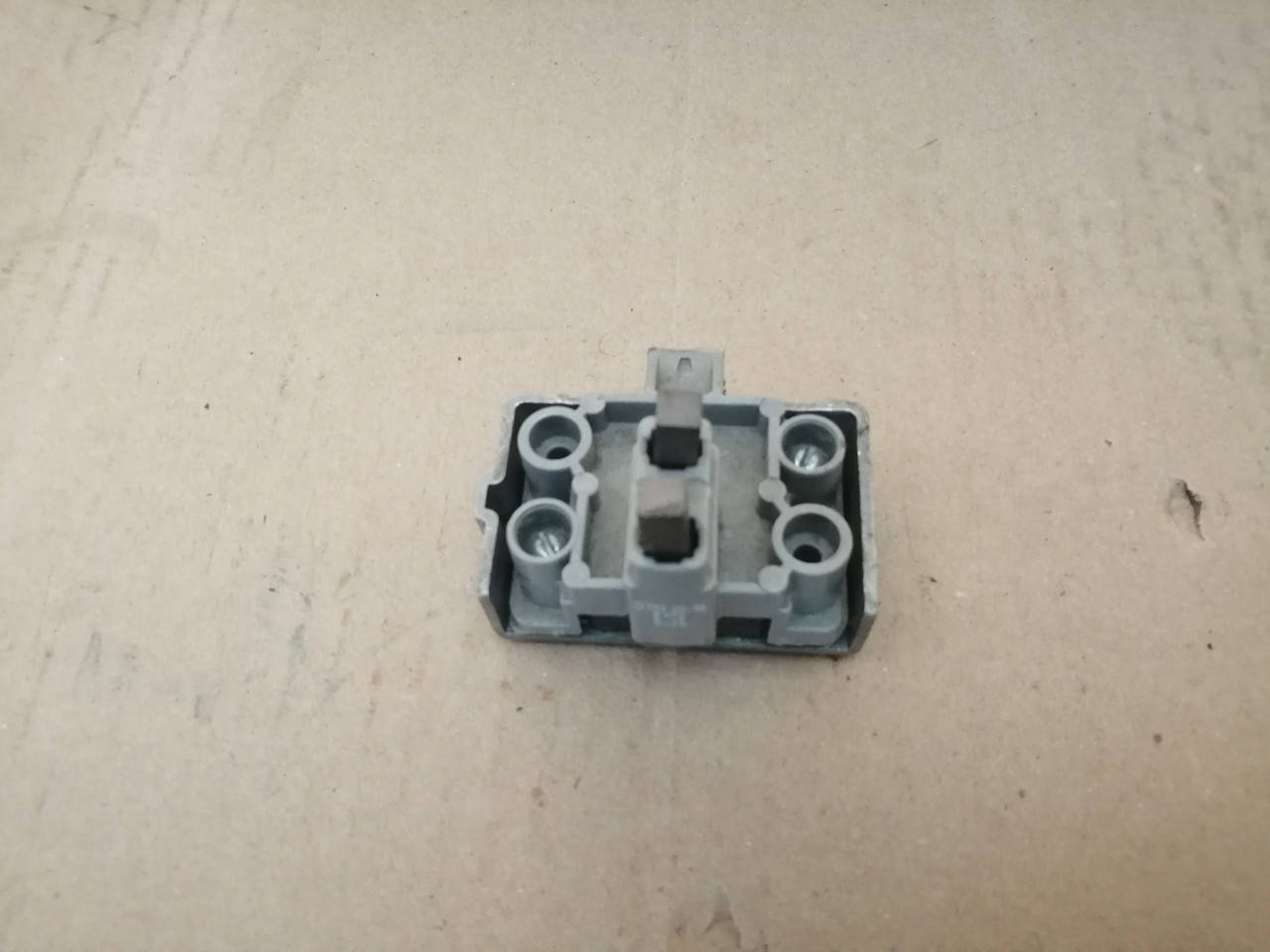 

Щеткодержатель генератора ГАЗ,ПАЗ,УАЗ в сб. с интегр. реле (пр-во Россия)