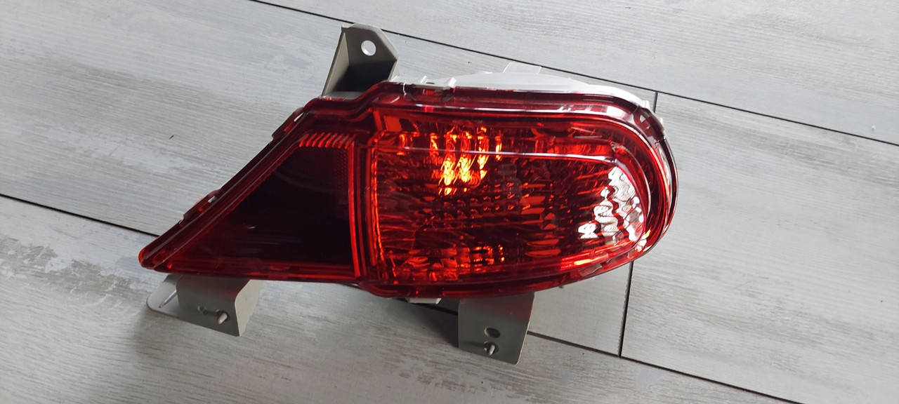 

Фонарь задний левый в бампер Mitsubishi Pajero Sport 2 - 8337A073