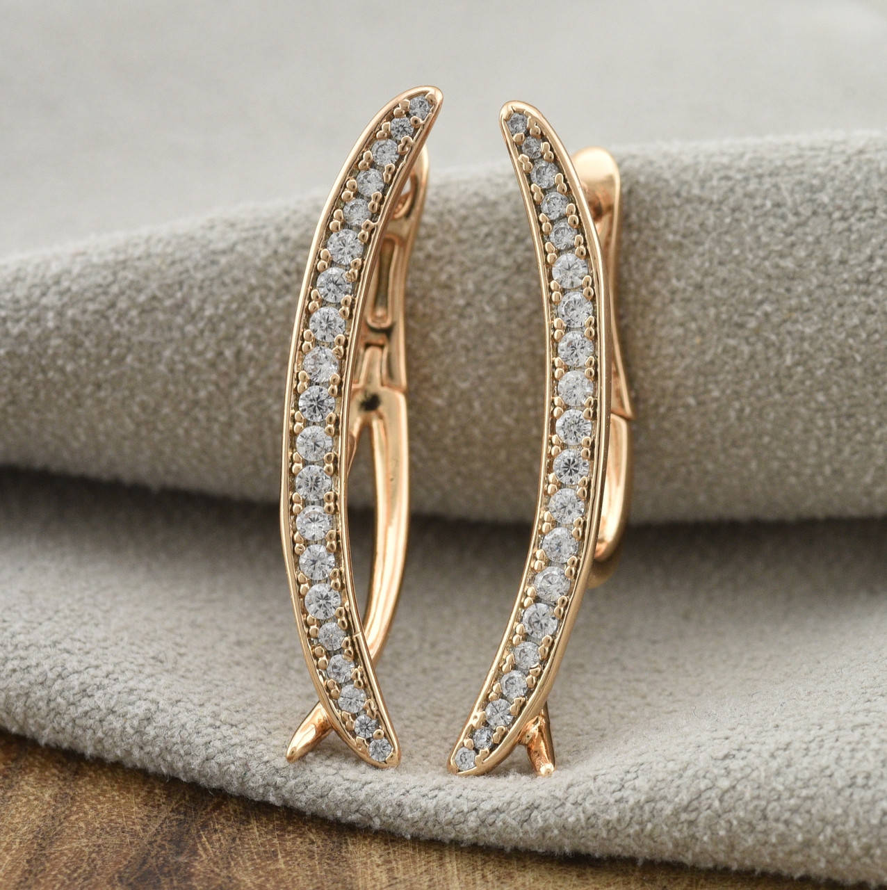 

Серьги Xuping 30639 размер 30х6 мм белые фианиты вес 3.2 г позолота 18К
