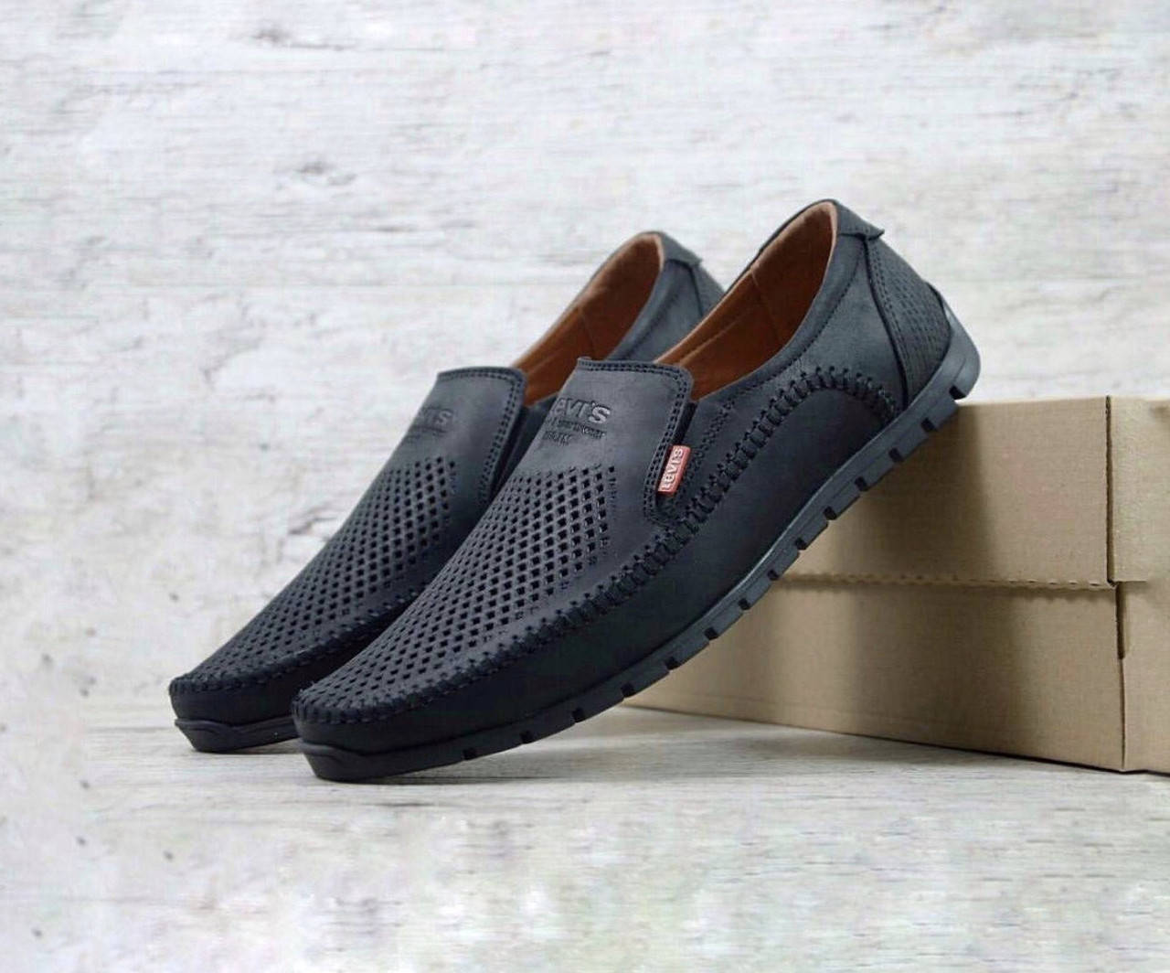 

Мужские кожаные мокасины со сквозной перфорацией Levis чёрные 41