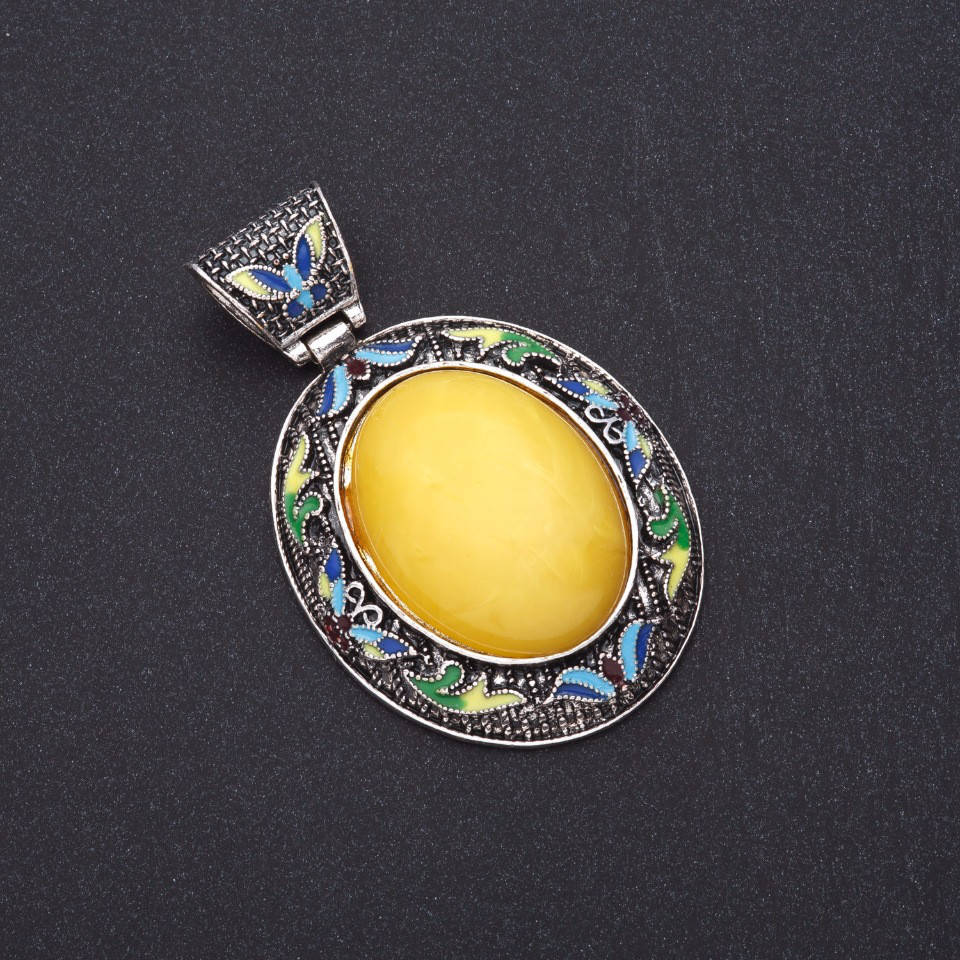 

Кулон Янтарь (имитация) "под старину" цветная эмаль L-8см d-5,5х5см серебристый металл