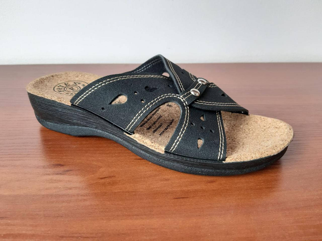 

Женские шлепанцы черные легкие, подошва пробка (код 6877)