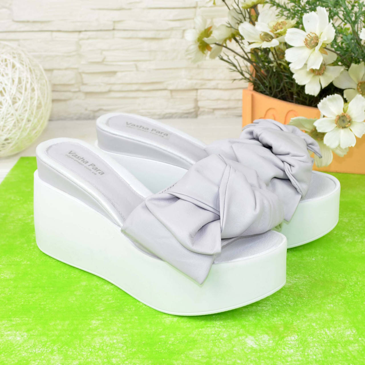 

Женские кожаные шлепанцы на платформе, декорированы бантом