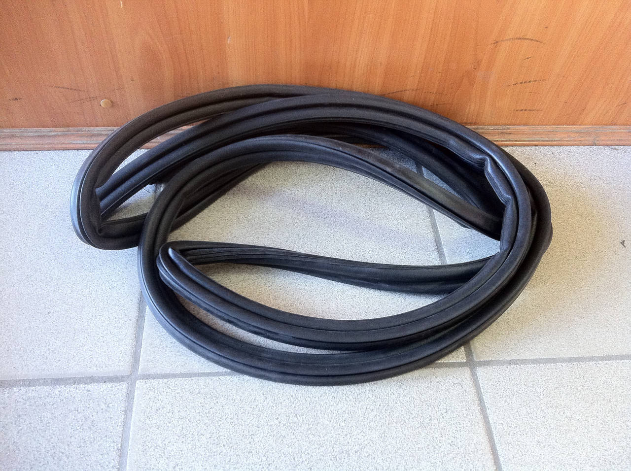 

Уплотнитель крышки багажника ГАЗ 2410 (клеить)