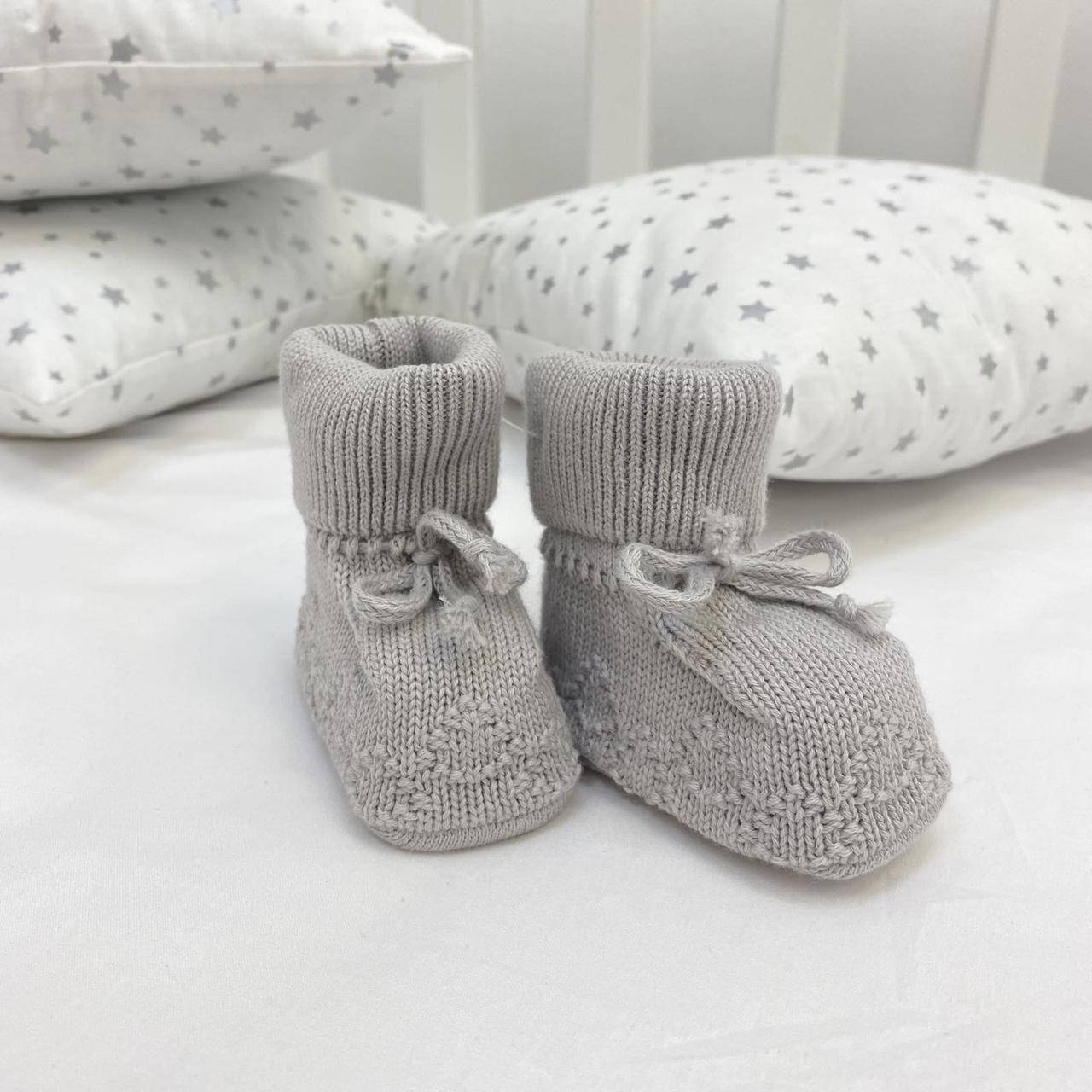 

Носочки - пинетки вязаные серые