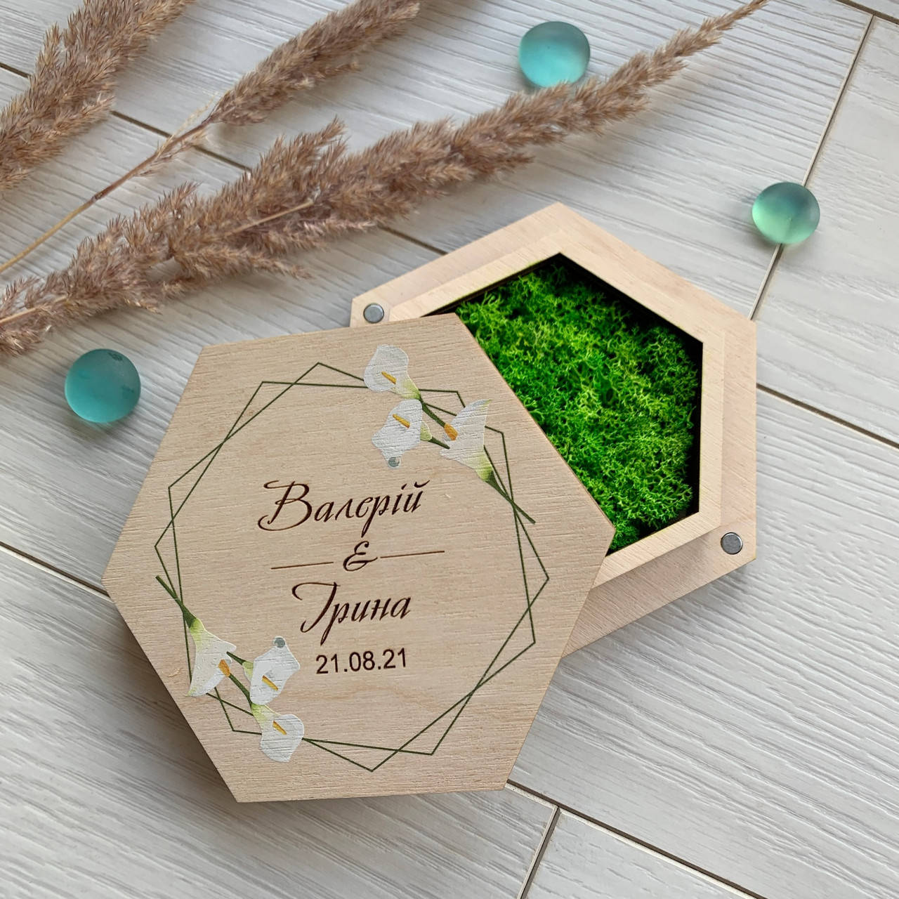 

Деревянная коробочка для обручальных колец со мхом, принт «Каллы»