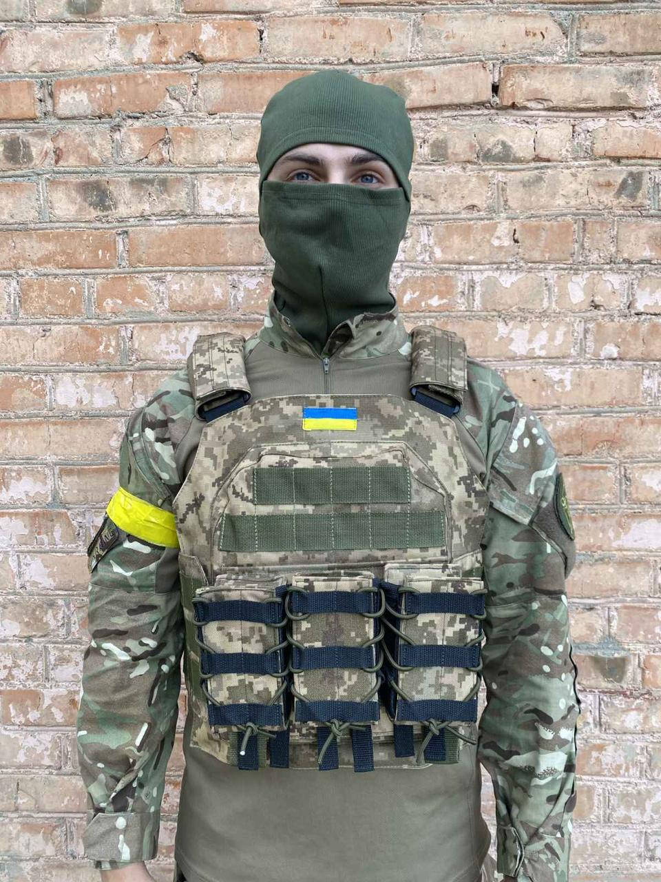 

Бронежилет пиксель с подсумками.