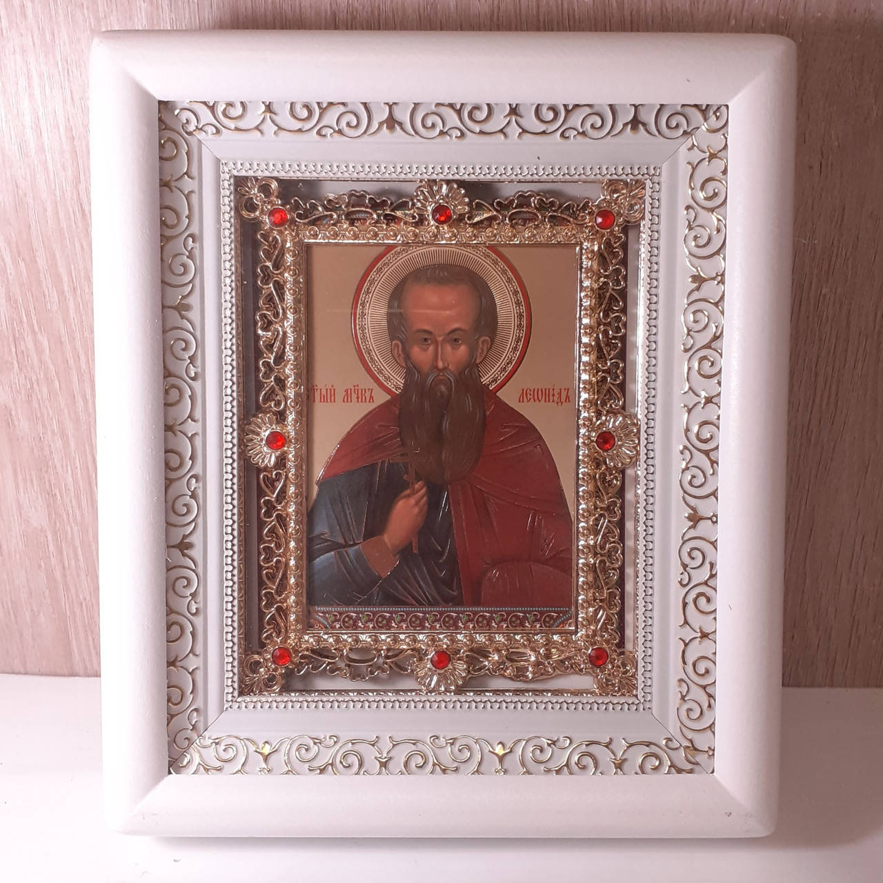 

Икона Святой мученик Леонид, лик 10х12 см, в белом деревянном киоте с камнями