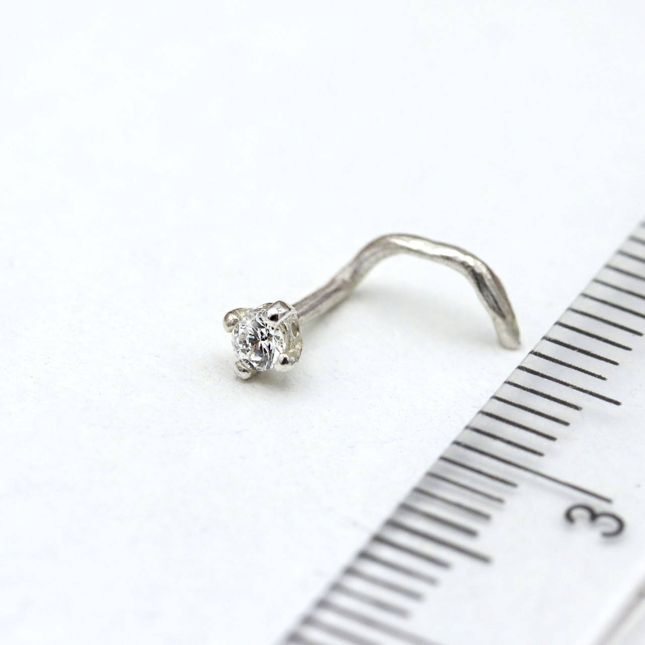 

Пирсинг в нос с фианитом