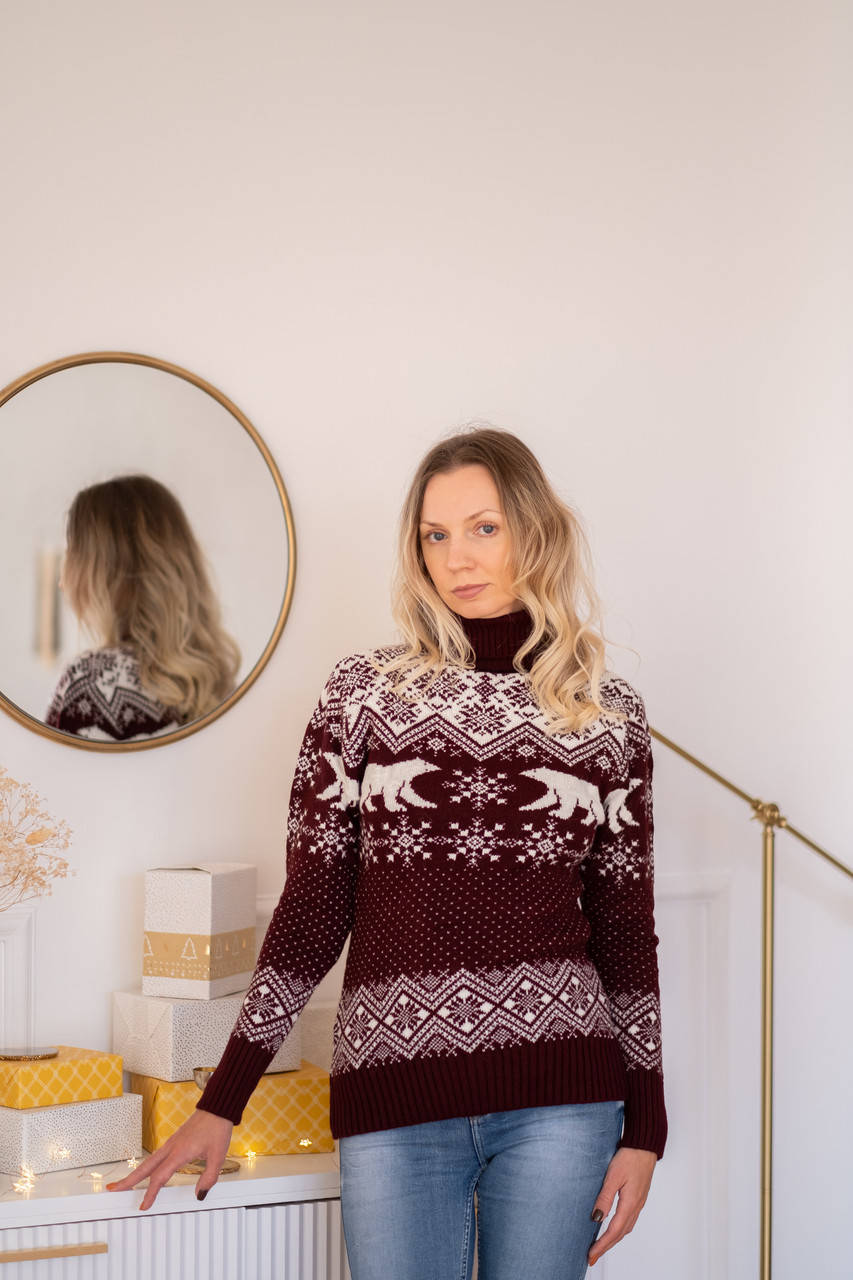 

Теплый женский новогодний свитер бордовый с медведями