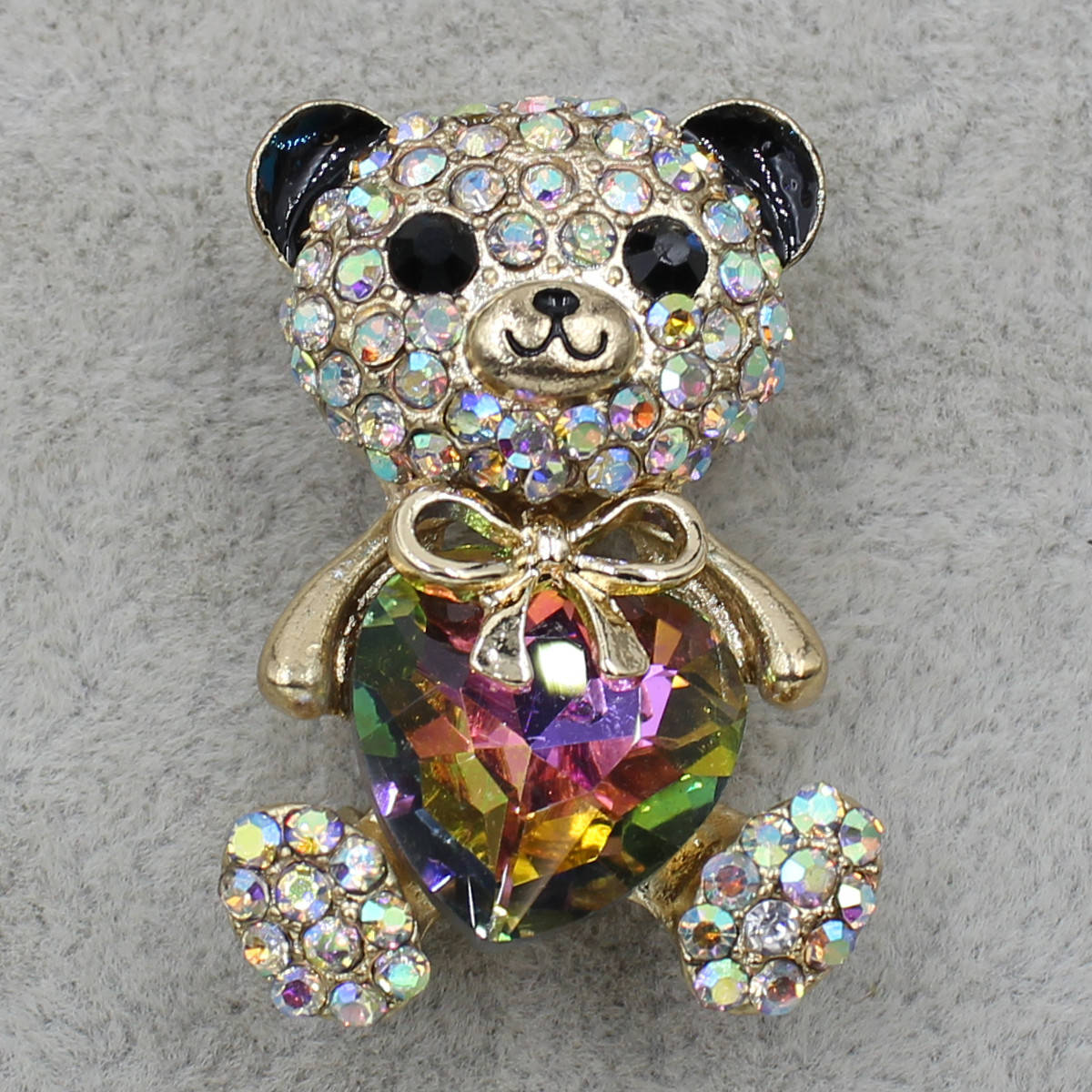 

Брошь металлическая золотистая Медвежонок с переливающимися стразами и кристаллом размер изделия 40х30 мм