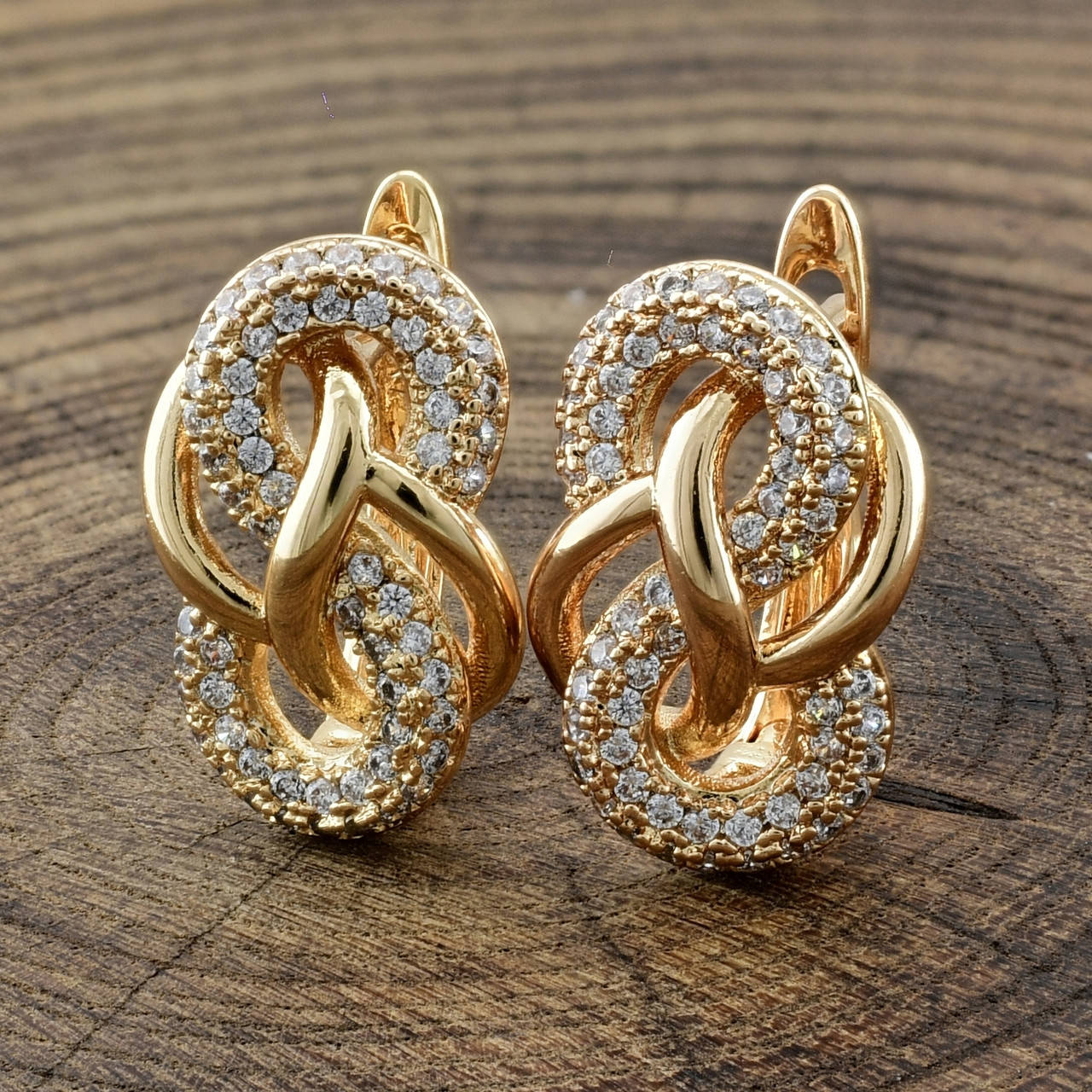 

Серьги Xuping 35264 размер 17х10 мм белые фианиты вес 3.8 г позолота 18К