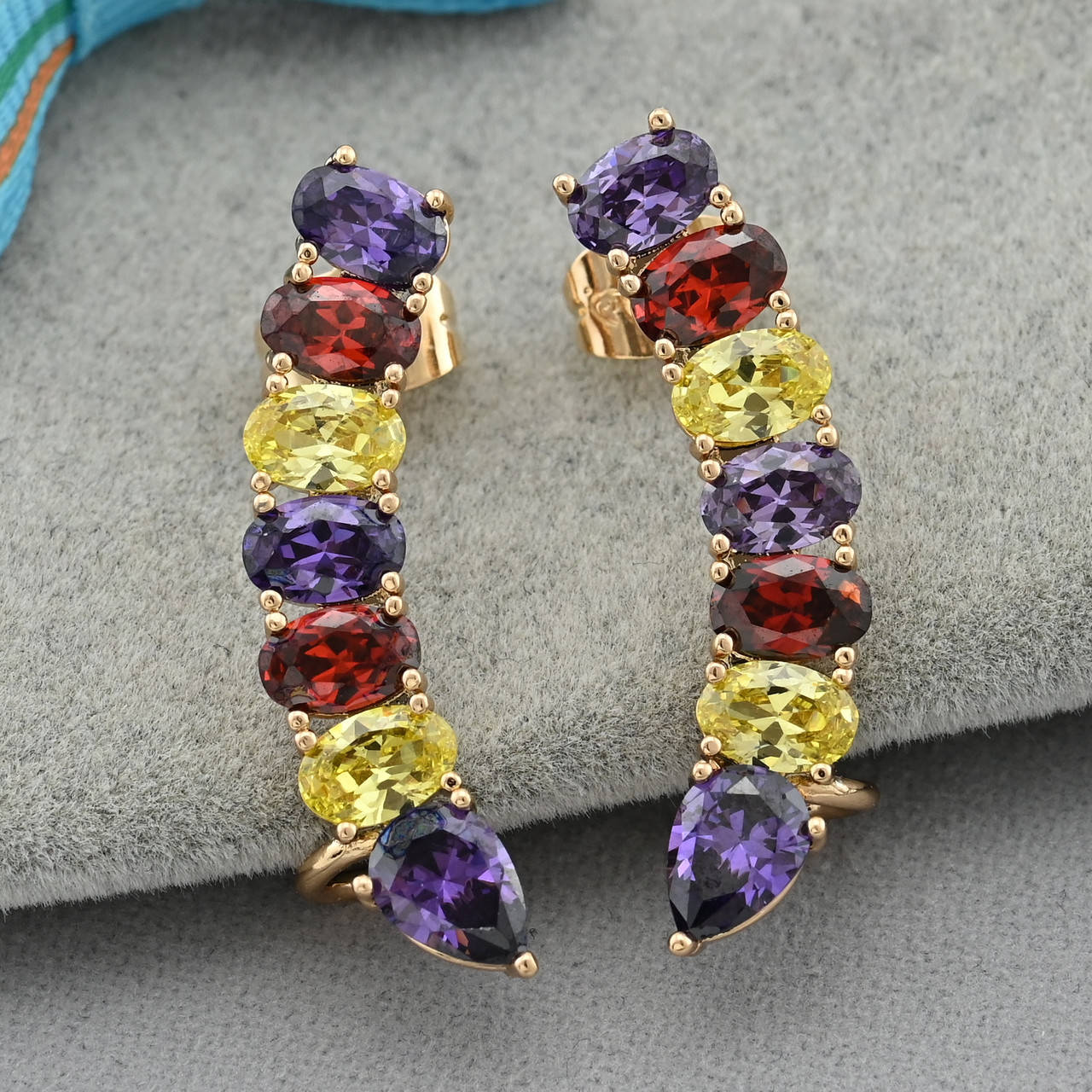 

Серьги Xuping 35103 размер 30х5 мм фиолетово красные фианиты вес 5.2 г позолота 18К