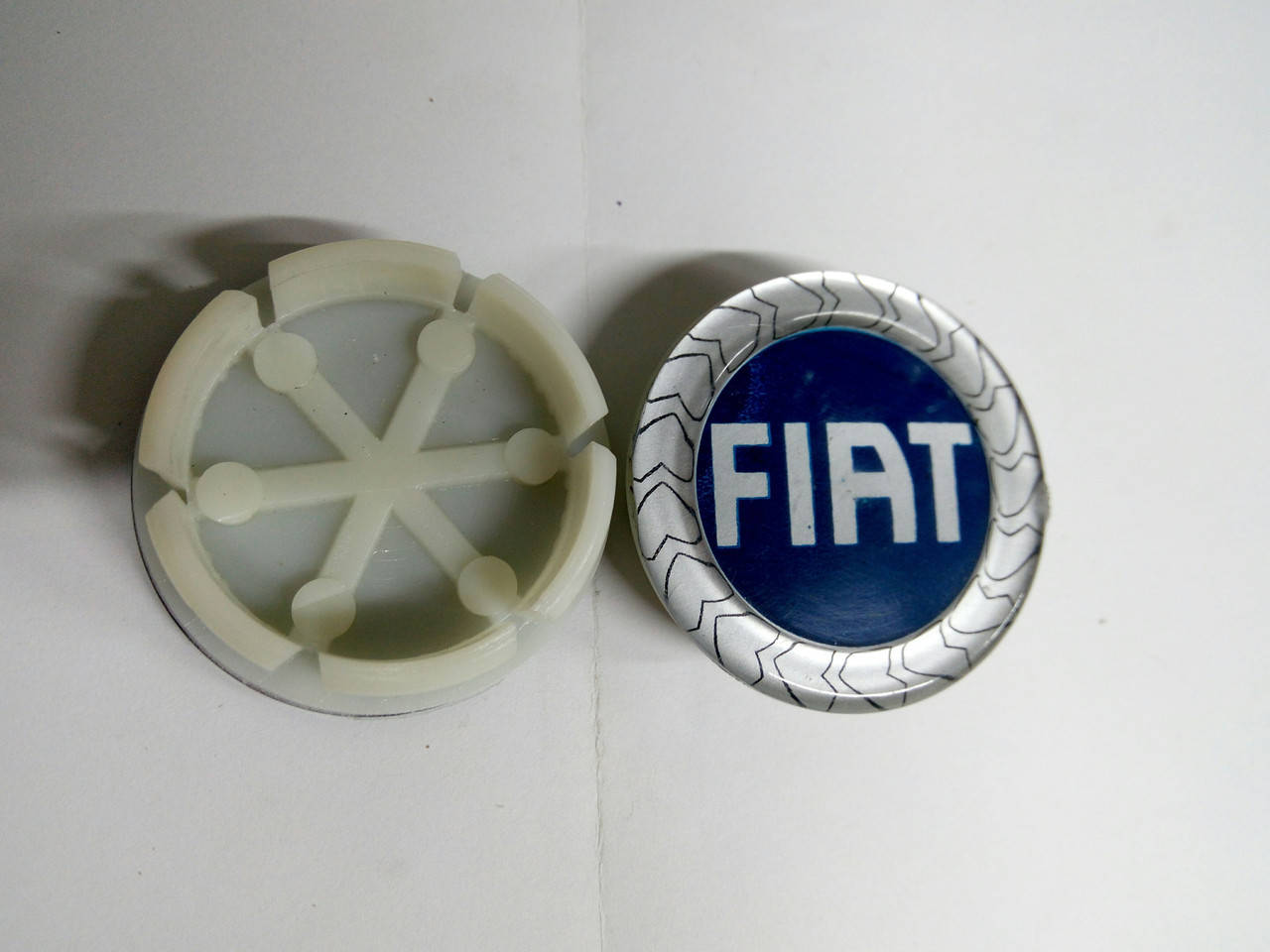 

Комплект колпачков на колесные диски FIAT 49 мм / 44 мм