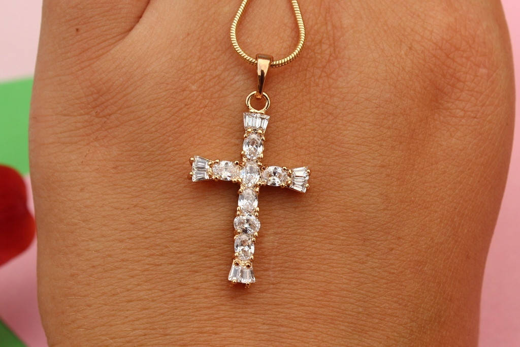 

Крестик Xuping Jewelry ровные края с крупными камнями 2,7 см золотистый