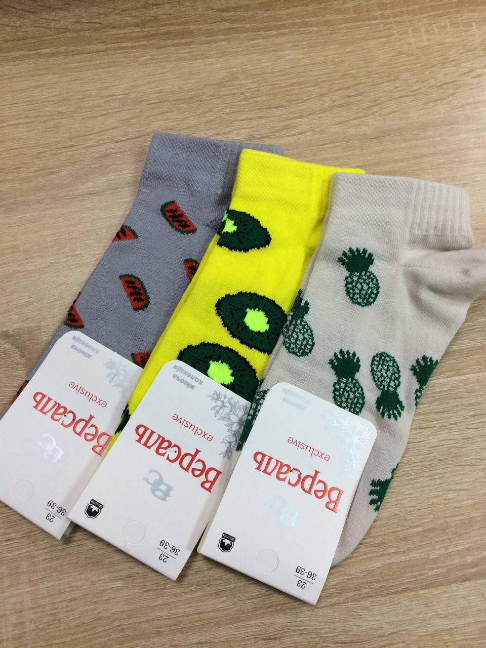 

Жіночі шкарпетки коротенькі 23-25 розмір з бавовни з фруктами.