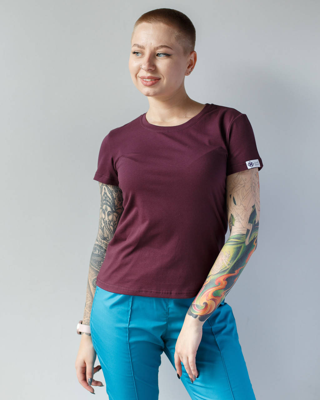 

Медицинская женская футболка, вишневая