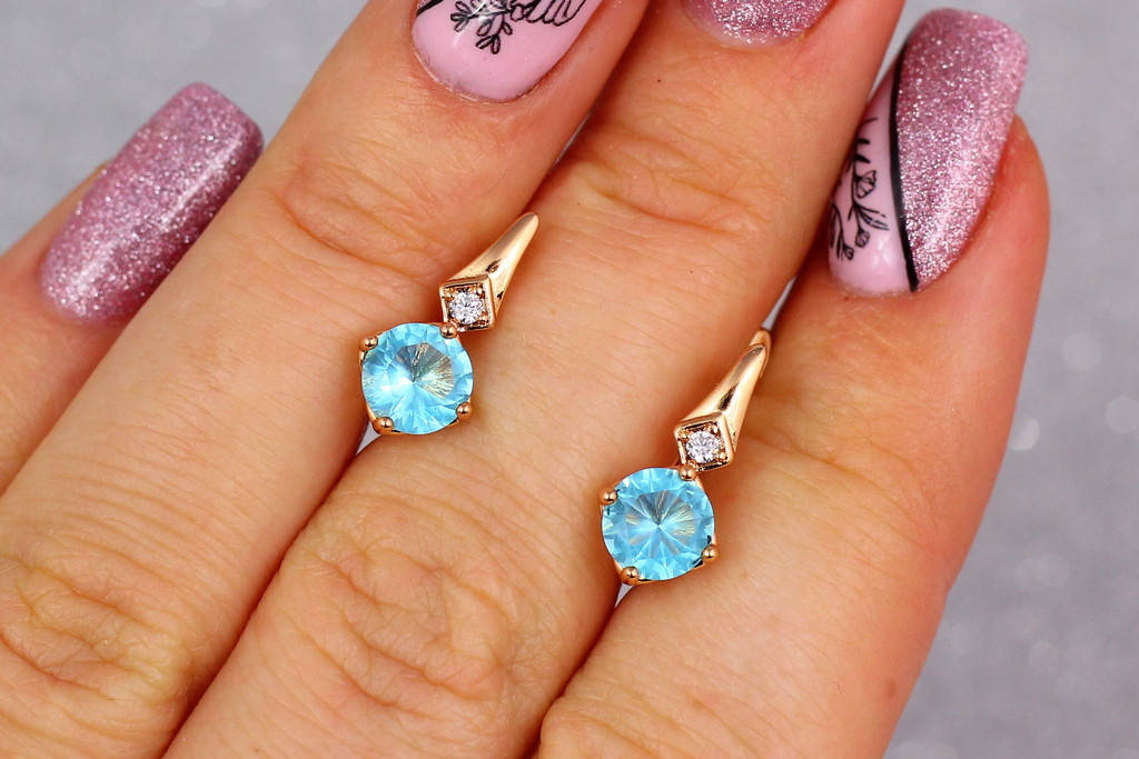 

Серьги Xuping Jewelry сосулька со светло-голубыми камнями 1.5 см золотистые