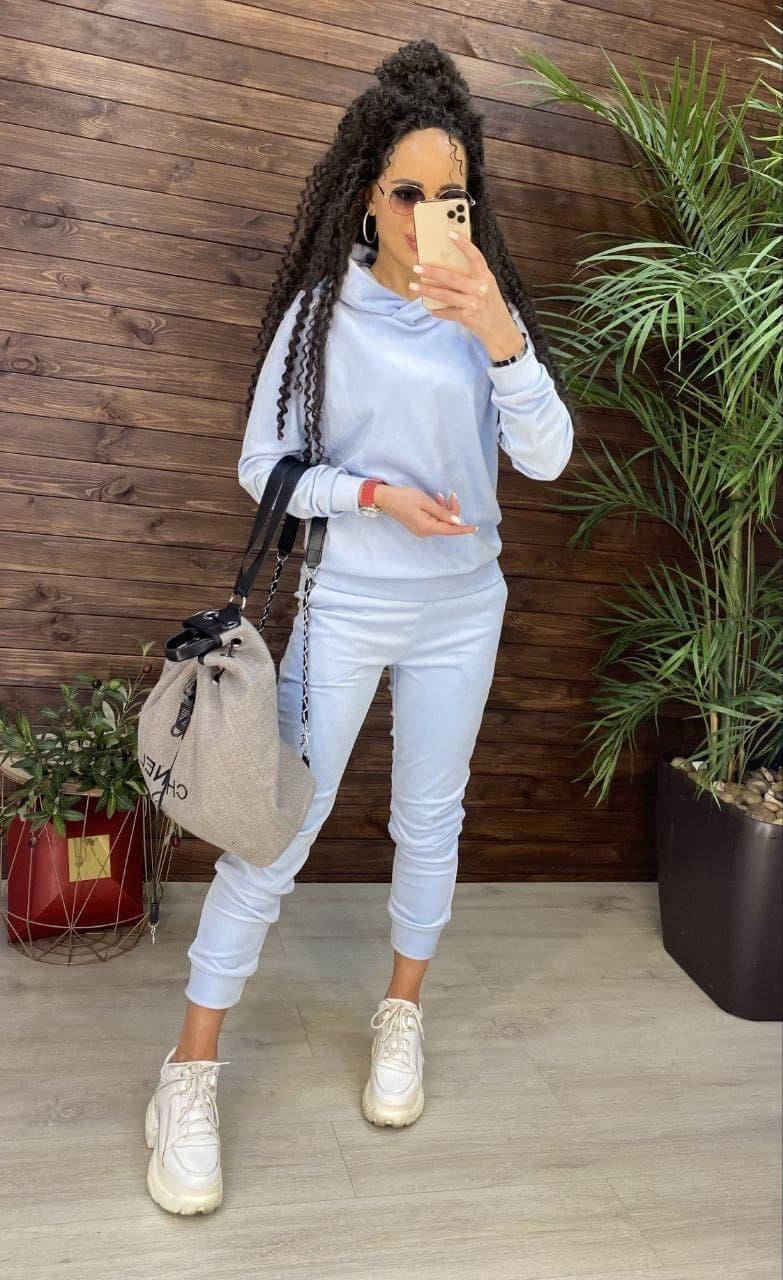 

Женский нарядный трикотажный костюм-двойка с капюшоном из велюра на плюше. Очень приятный. Голубой