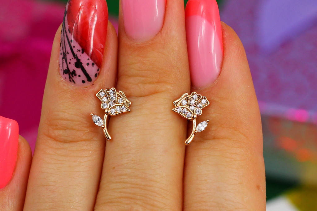 

Серьги гвоздики Xuping Jewelry розочки 1 см с камнями золотистые