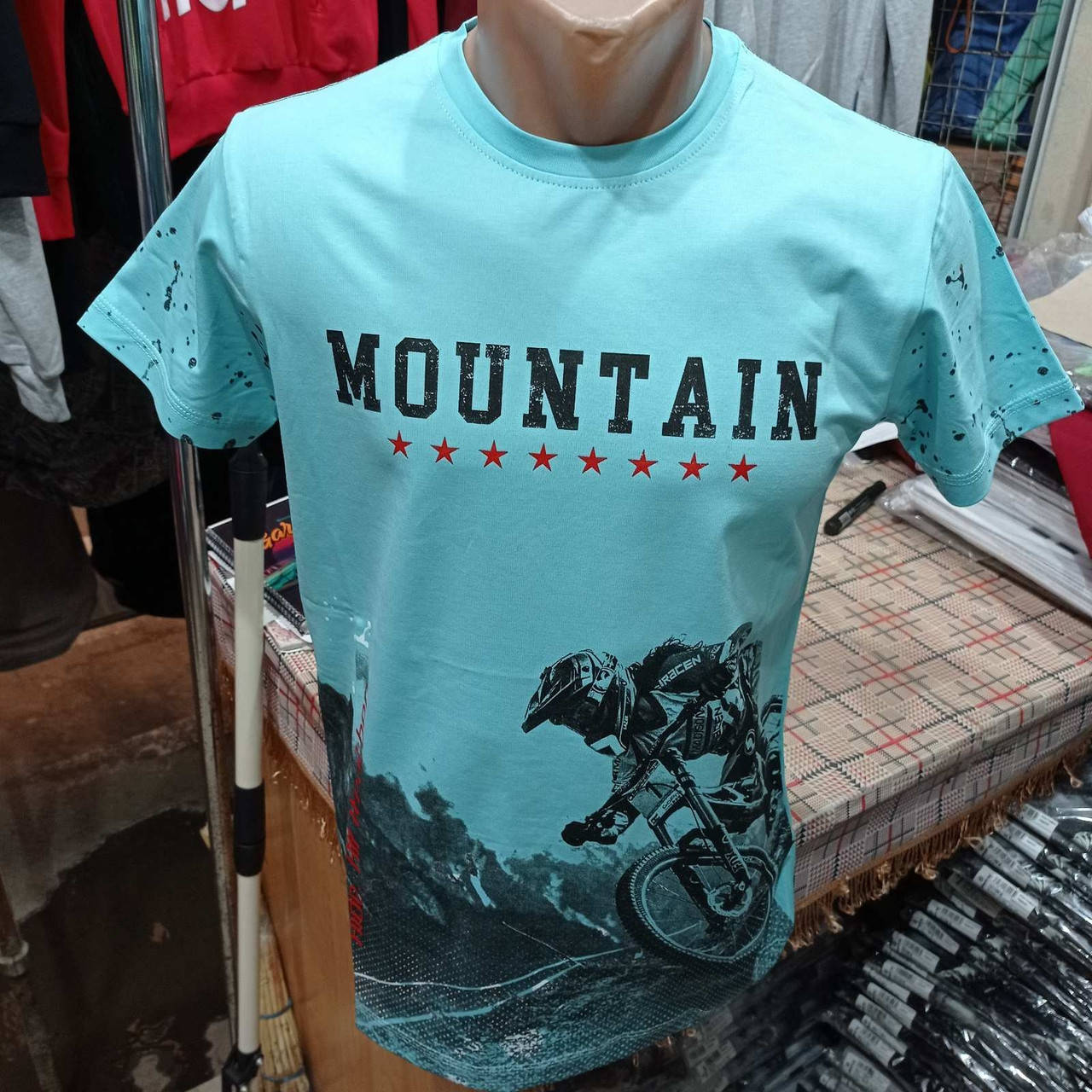 

Футболка мужская с принтом MOUNTAIN.