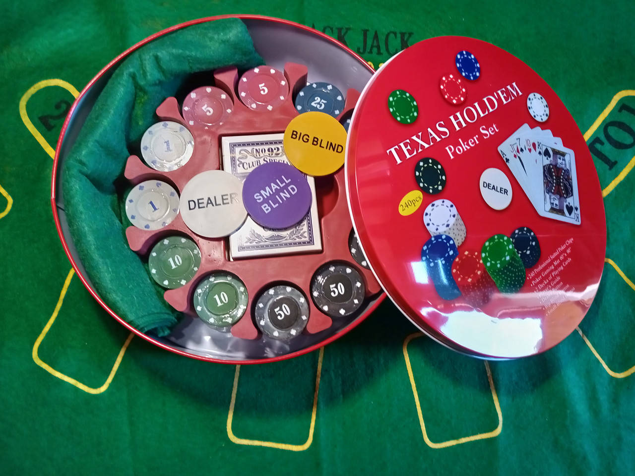 

Набор для покера в круглой металлической коробке на 240 фишек с номиналом.