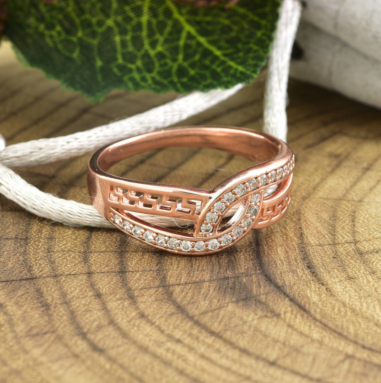 

Кольцо Xuping 14183 ширина 6 мм белые фианиты позолота РО размер 16