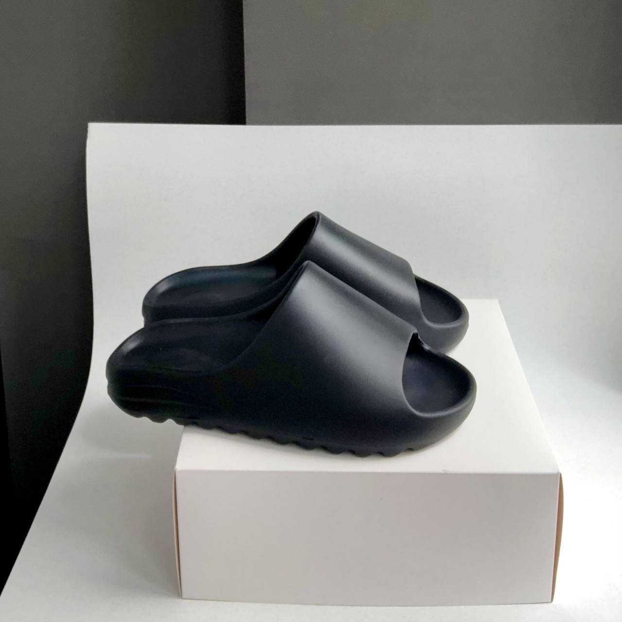

Женские тапочки Yezzy Slide чёрные 39-40 беж