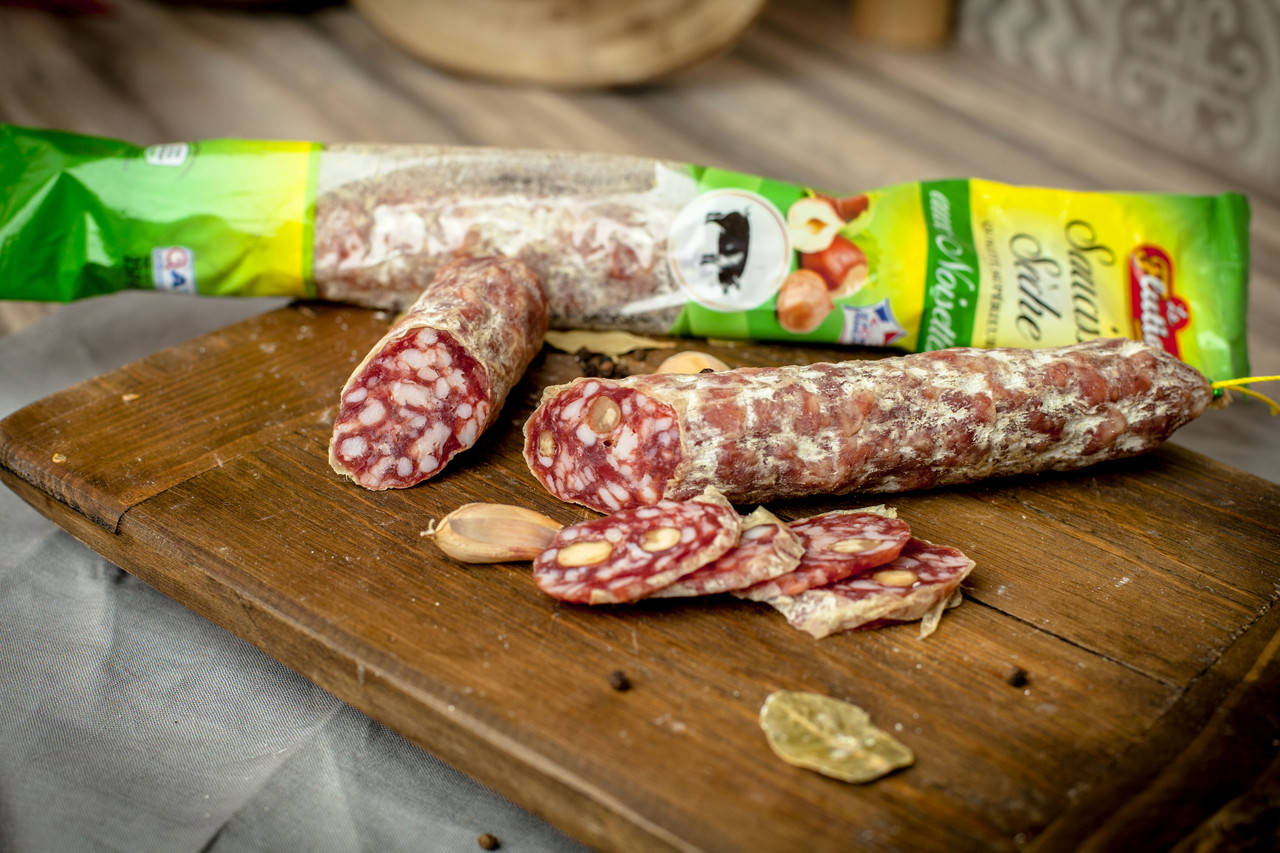 

Сыровяленая колбаса c лесными орехами 250 гр.