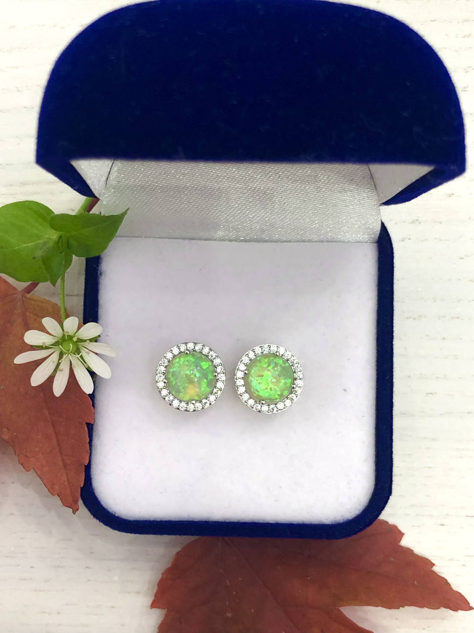 

Стильные серебряные серьги с зелёным опалом и россыпью фианитов в подарочном футляре