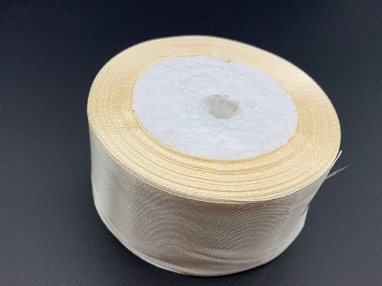 

Лента атласная. Цвет №85, "слоновая кость". 4см. 23м/рул.