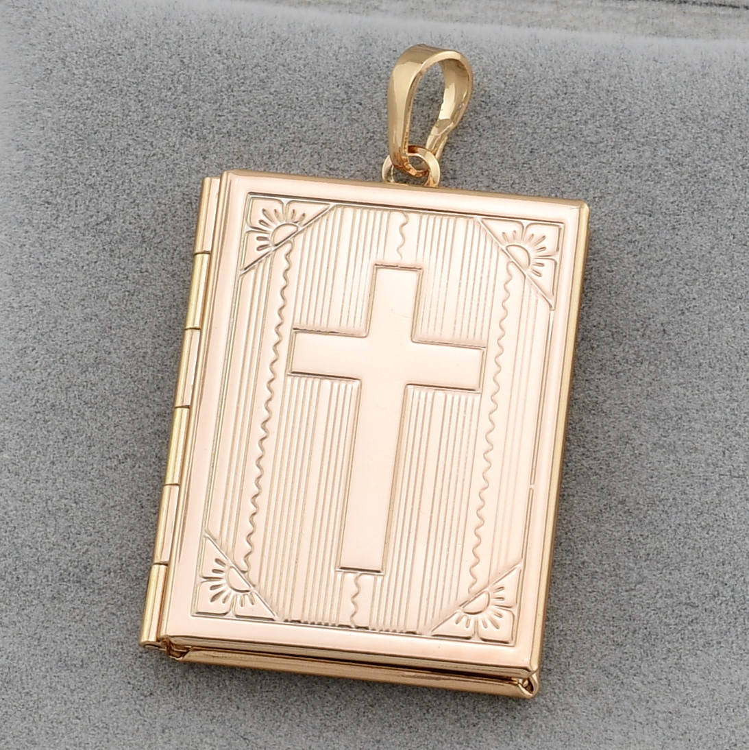 

Большой медальон для цепочки до 5 мм 80588 размер 45х25 мм вес 12.3 г позолота 18К