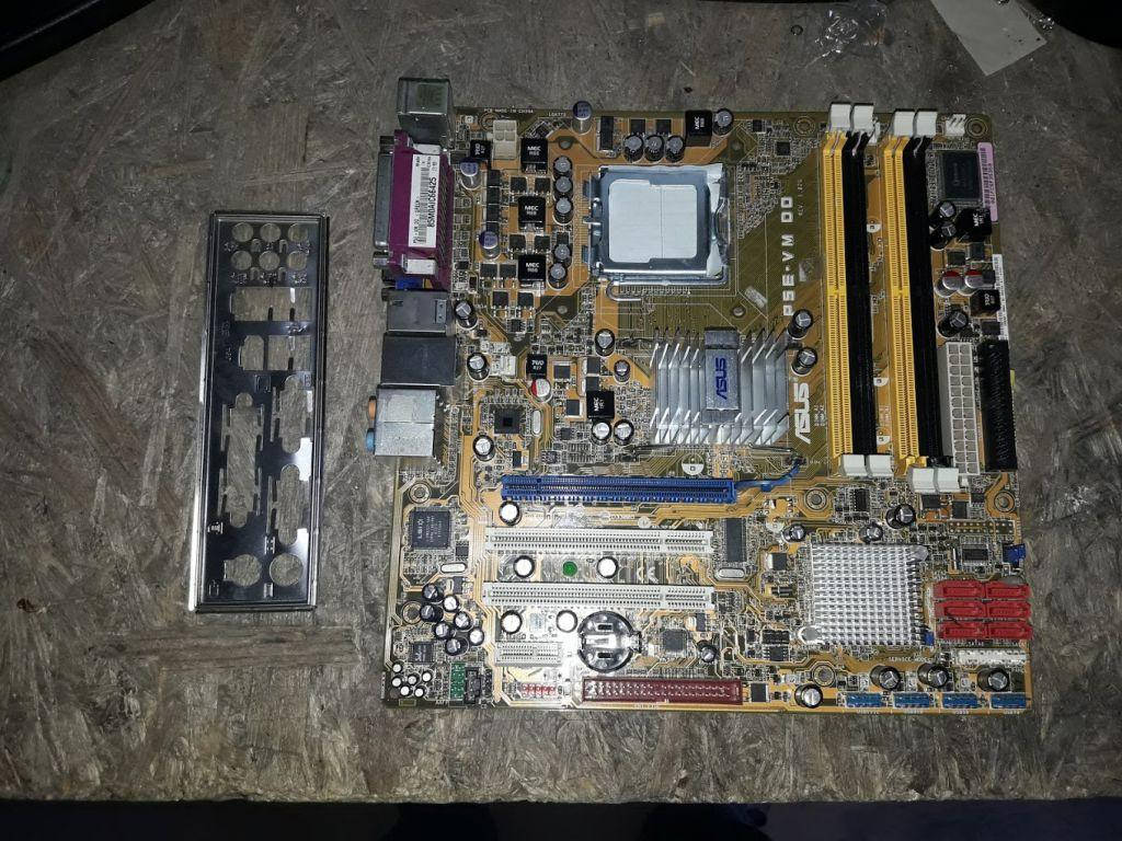 

Мат. плата ASUS P5E-VM DO (RTL) LGA775 Q35 PCI-E+SVGA+GbLAN+1394 SATA RAID MicroATX 4DDR2