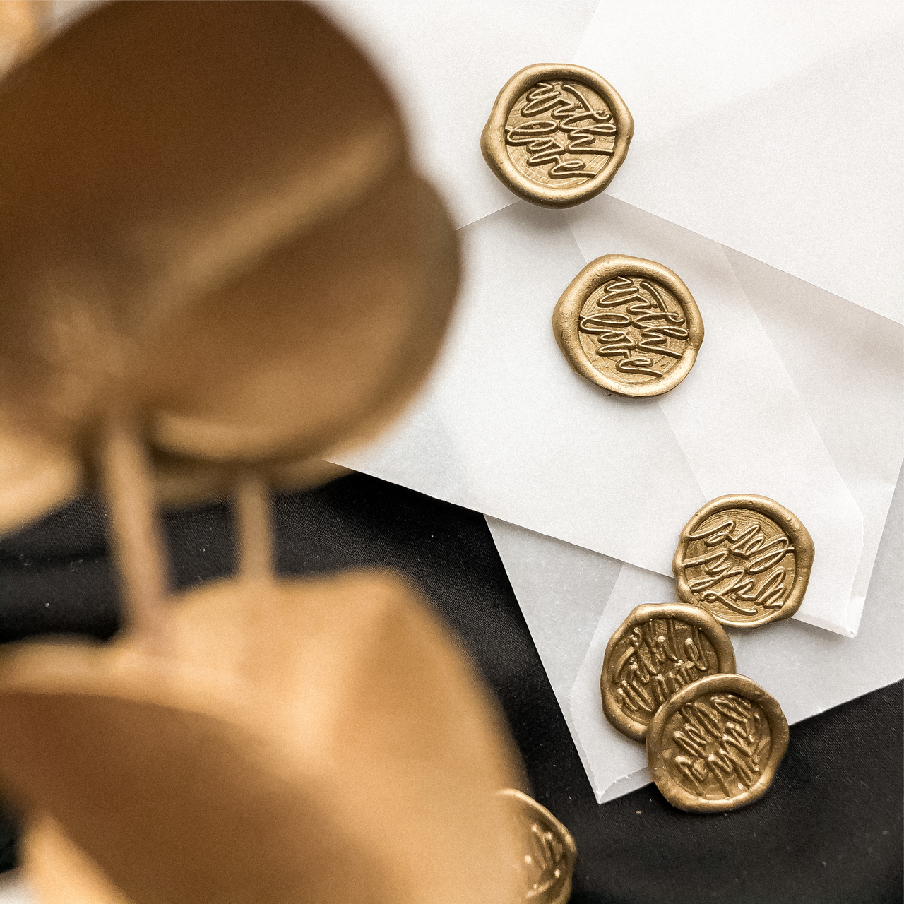 

Сургучная печать, готовые оттиски ( 1 см диаметр)