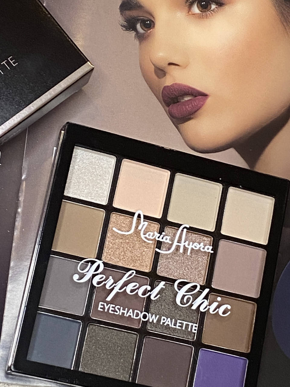 

MARIA AYORA 16 Colors Eyeshadow Palette Waterproof Eye Makeup 01