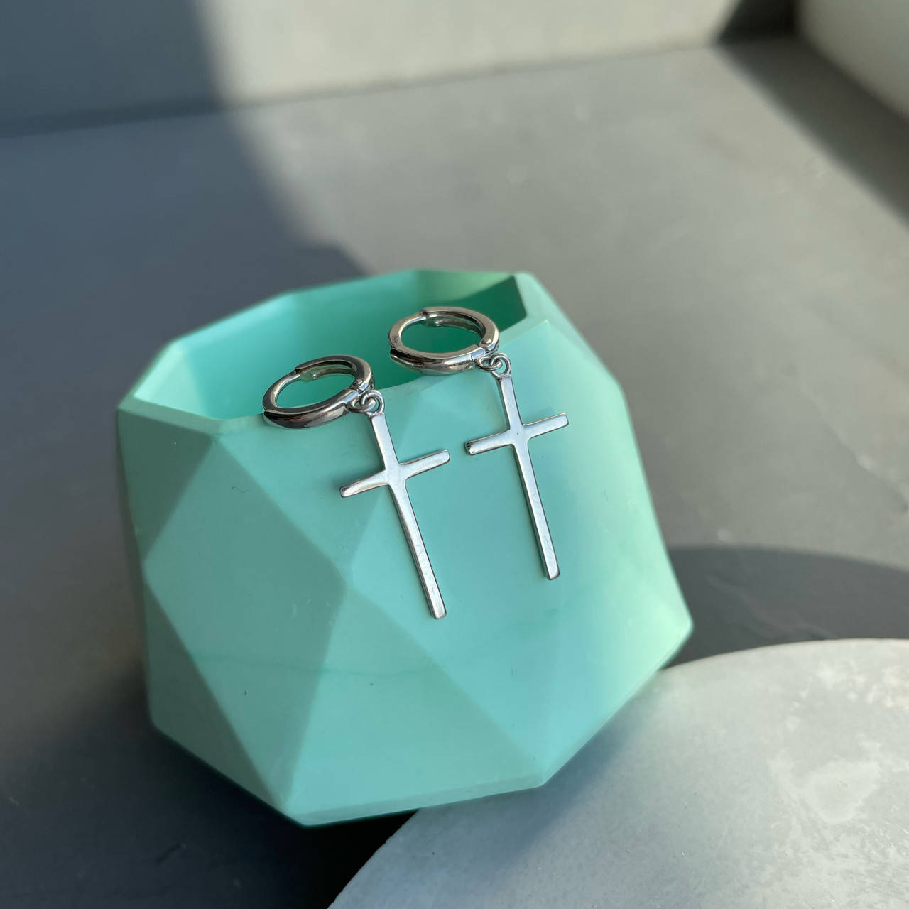 

Серебряные серьги крестики без камней