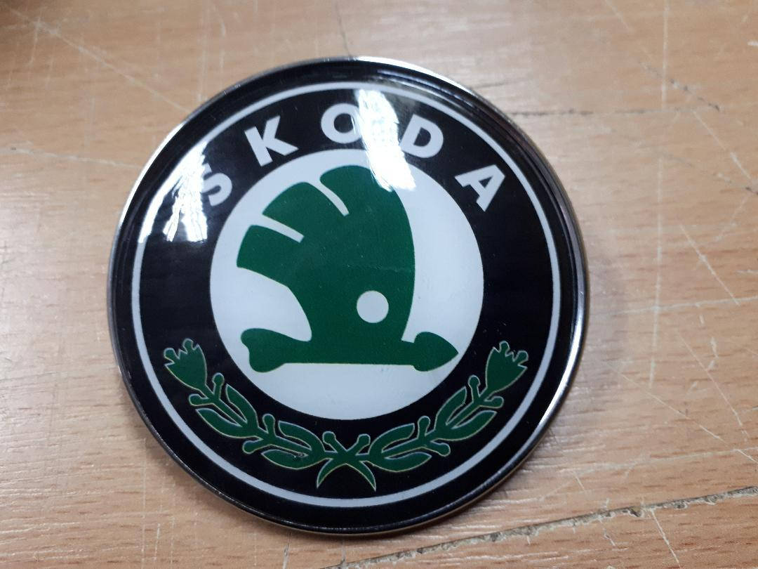 

Эмблема значок на капот, багажник Skoda Шкода зеленая 78 мм