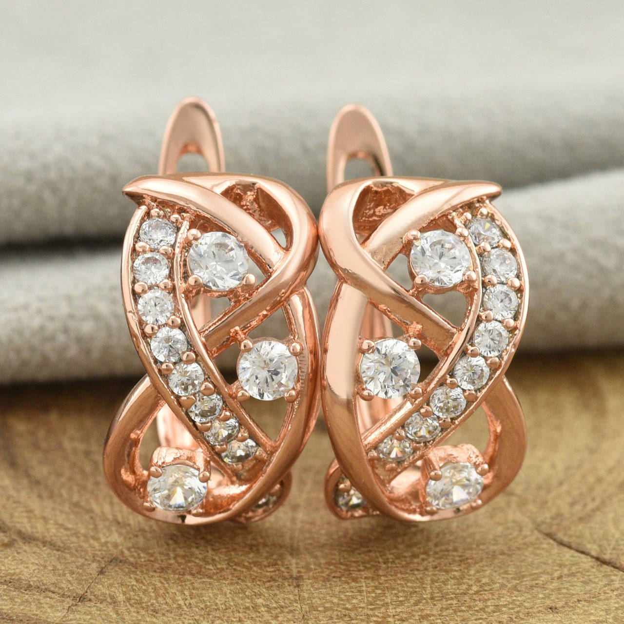 

Серьги Xuping 35144 размер 15х9 мм белые фианиты вес 3.3 г позолота РО