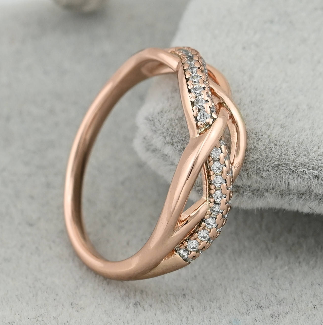 

Кольцо Xuping 30549 ширина 5 мм белые фианиты позолота РО размер 20