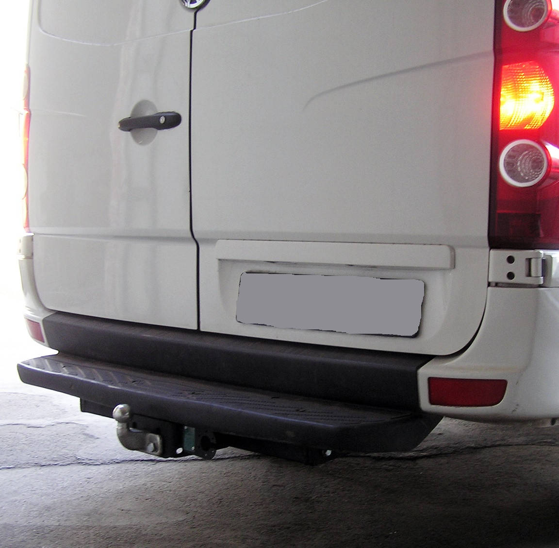 

Фаркоп на Volkswagen Crafter (с 2006--) с подножкой. Литой крюк. Фольксваген Крафтер