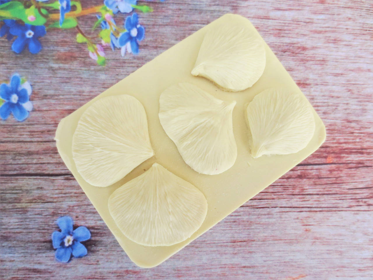 

Молд "Лепестки анютиных глазок" (р-р от 3,5х3см до 3,5х2,5 см, 2,5х2,8 см), 5 шт