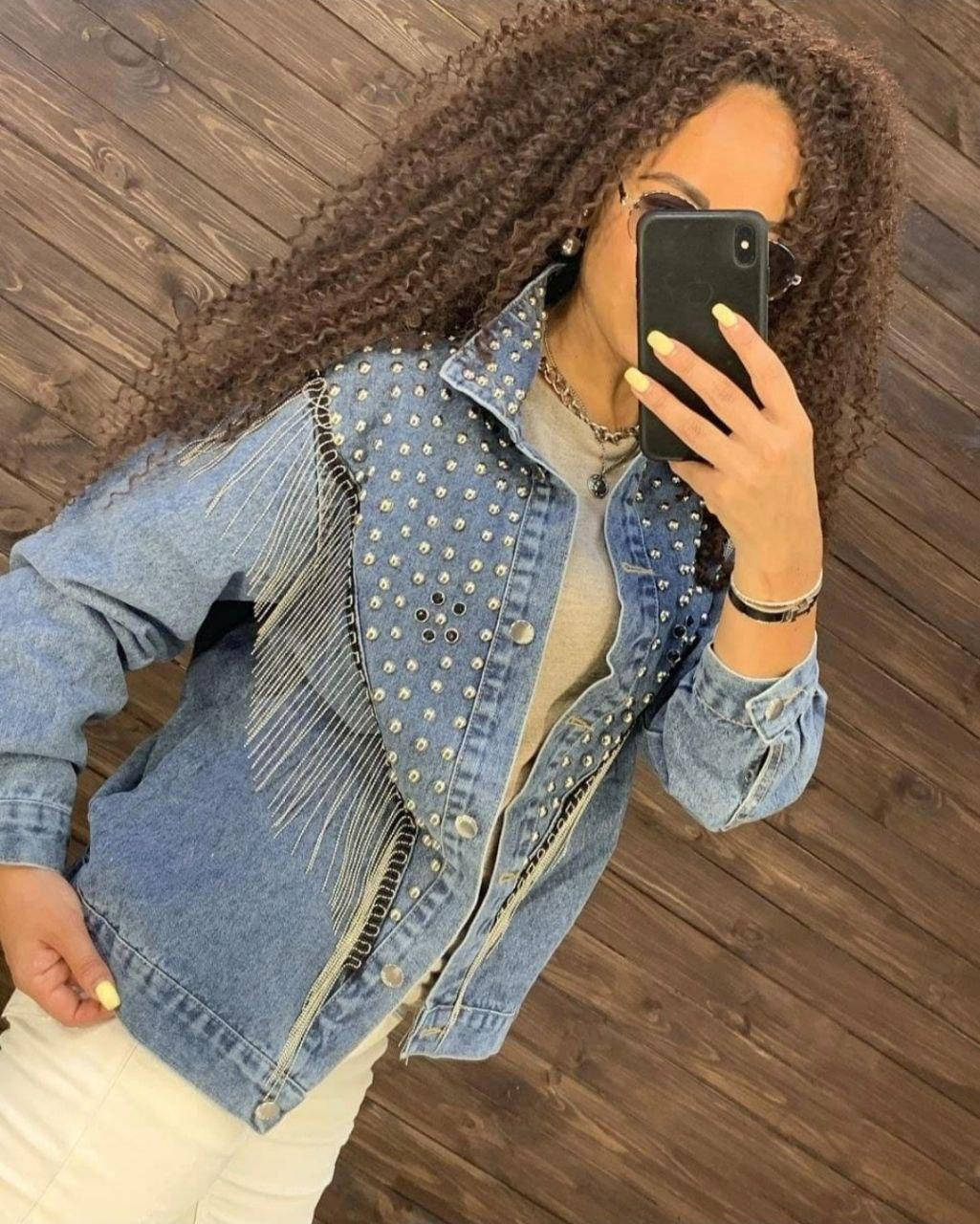 

Крутая джинсовая куртка с цепочкой бахромой и заклепками