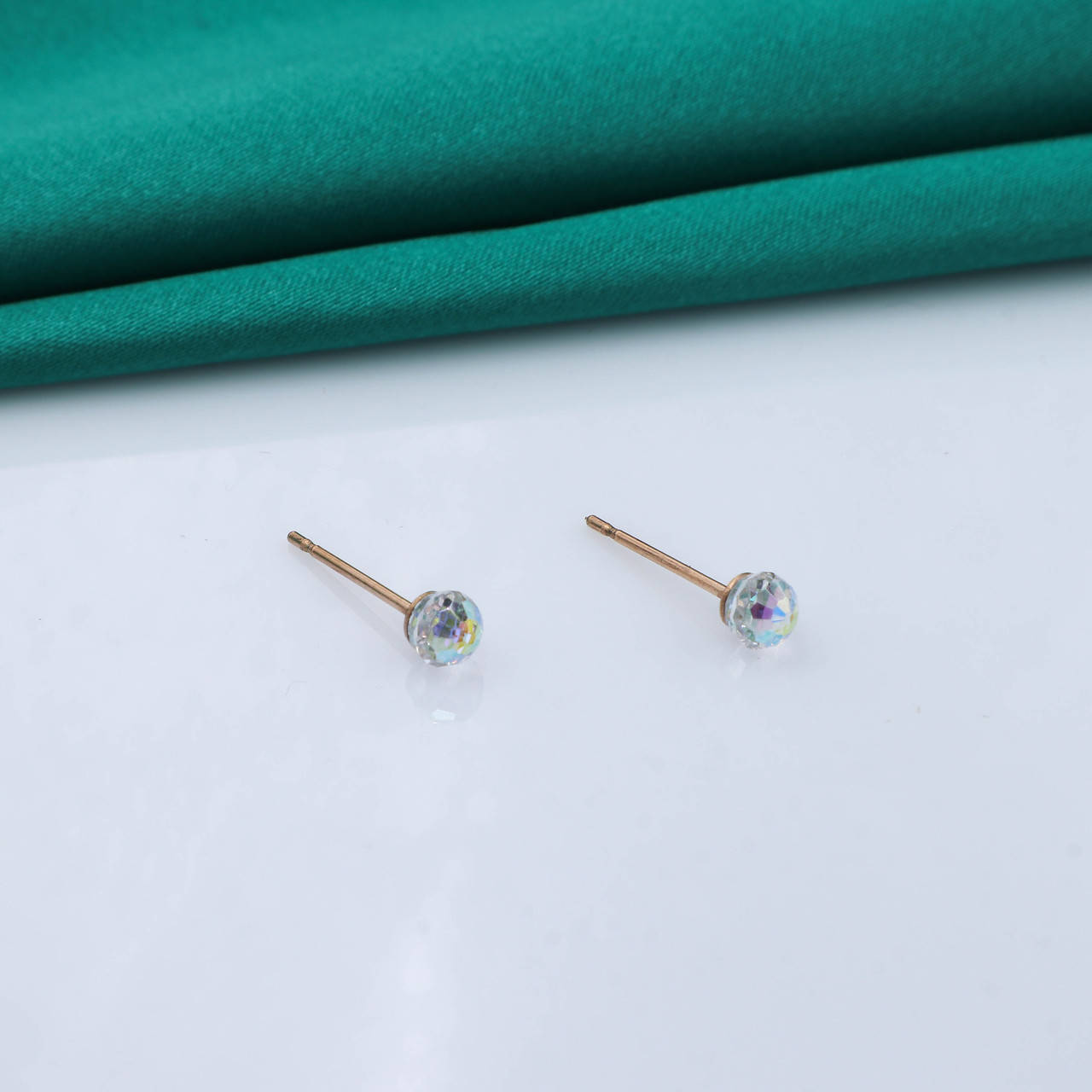 

Серьги гвоздики, Светлый Хамелеон, Swarovski, медсплав Xuping, 18К