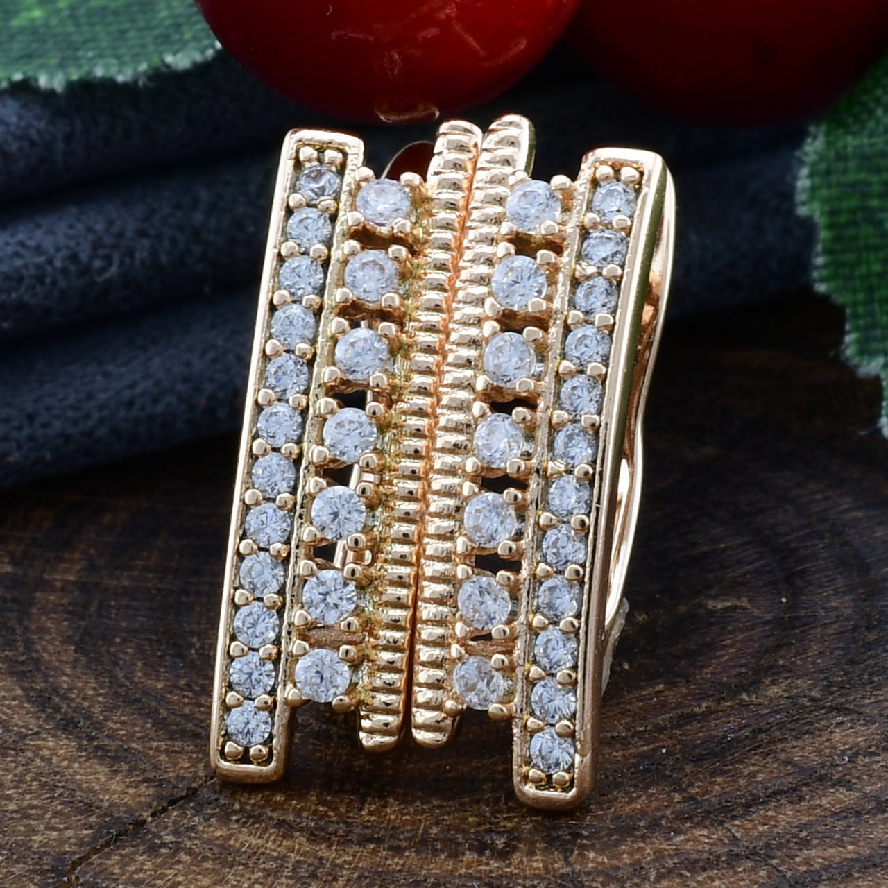 

Серьги Xuping 27386 размер 19х5 мм вес 3.0 г белые фианиты позолота 18К