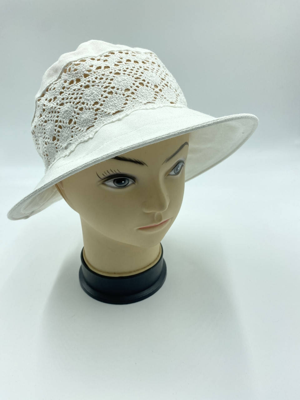 

Белый льняной капор с кружевной вставкой на резинке "Elena Hats "