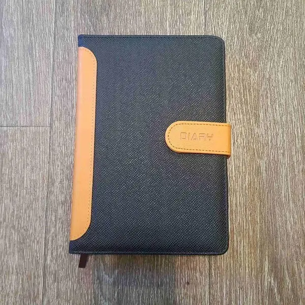 

Блокнот-органайзер А6(10×15 см) Кожзам в рифлёной обложке на магните. 140листов. 1001-181