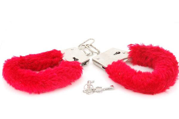 

Наручники меховые любимым, красные