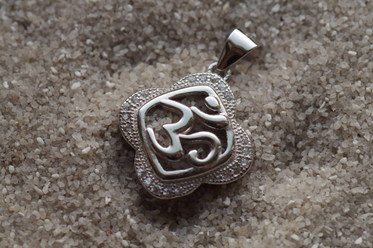 

Кулон ОМ в 4 лепестка . серебро. цирконы, индия.